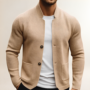 Cardigan para hombres con cuello alto y cierre de dos botones - corte regular, bolsillos en parche, acabado texturizado