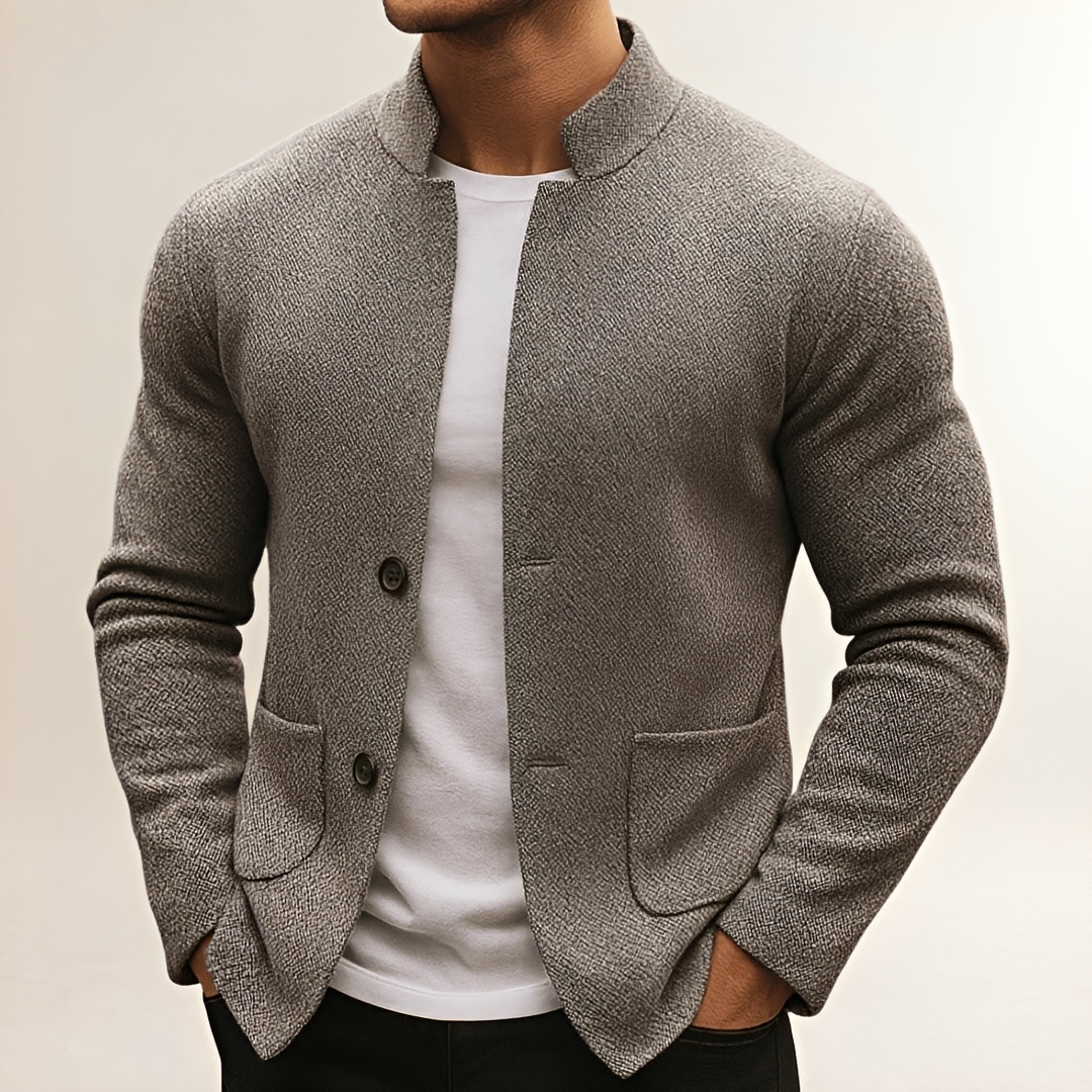 Cardigan para hombres con cuello alto y cierre de dos botones - corte regular, bolsillos en parche, acabado texturizado