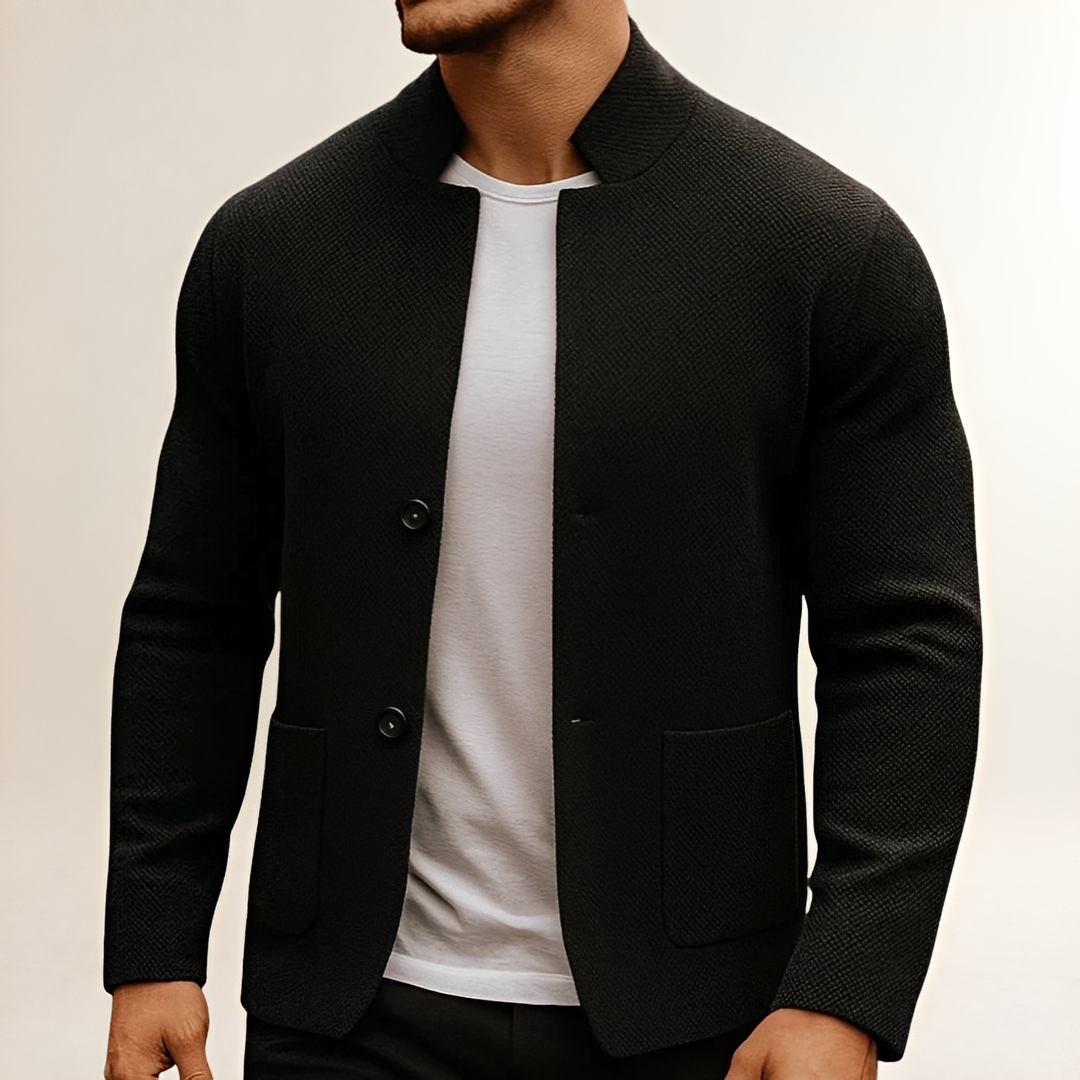 Cardigan para hombres con cuello alto y cierre de dos botones - corte regular, bolsillos en parche, acabado texturizado