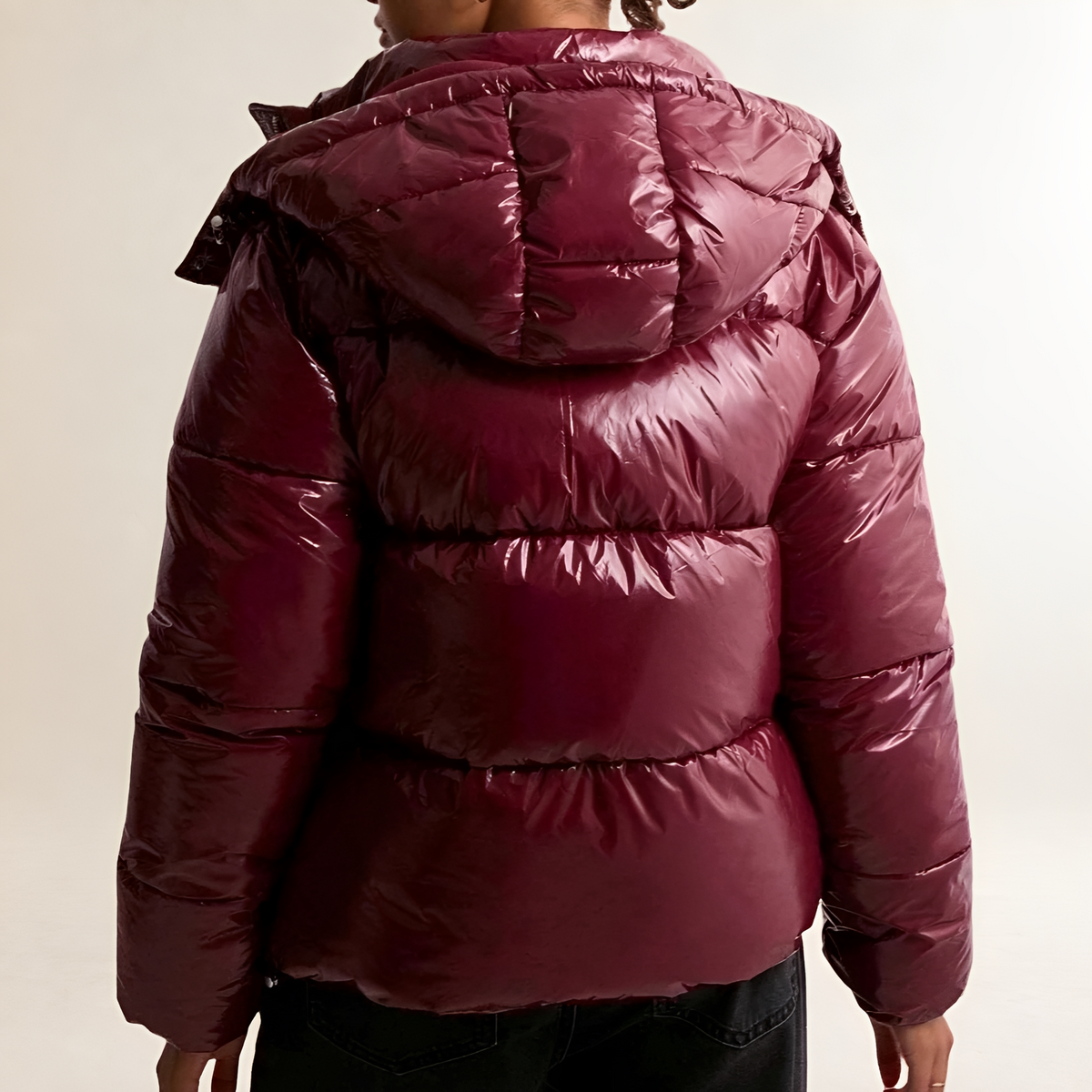 Chaqueta acolchada para mujer con capucha, cierre de cremallera y diseño acolchado