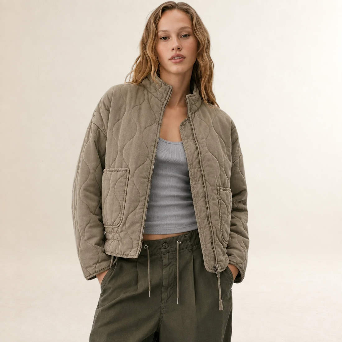 Chaqueta Acolchada para Mujer con Cuello Alto y Bolsillos de Parche - Corte Holgado