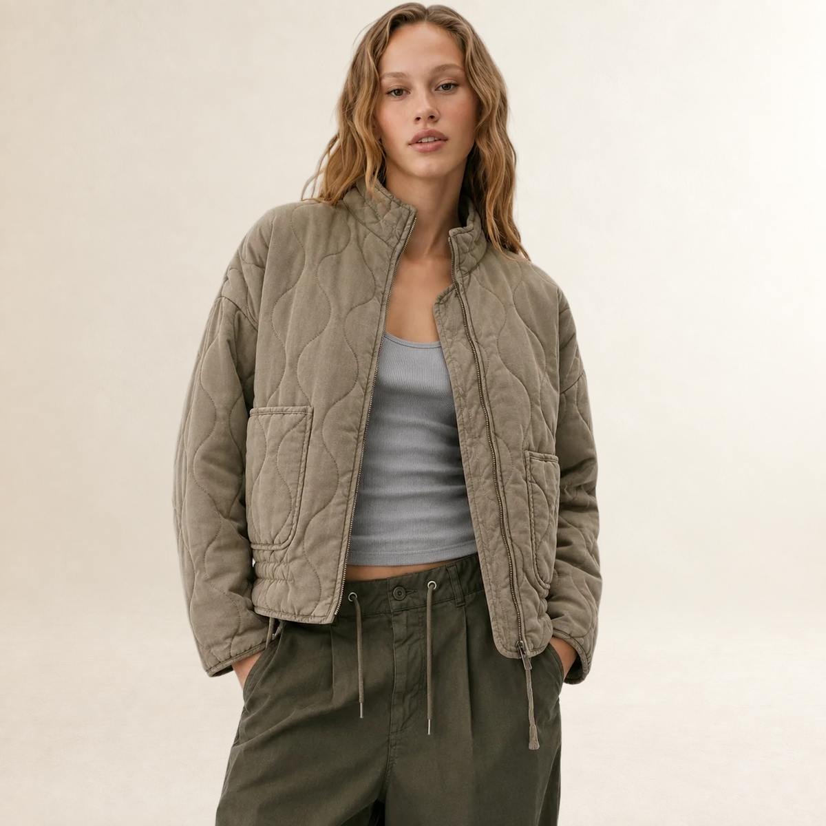 Chaqueta Acolchada para Mujer con Cuello Alto y Bolsillos de Parche - Corte Holgado