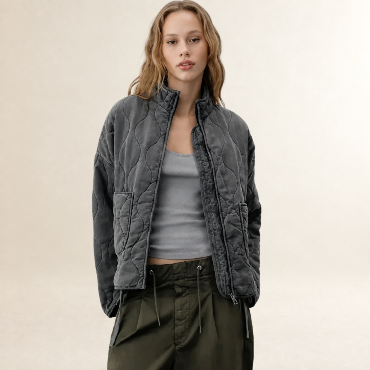 Chaqueta Acolchada para Mujer con Cuello Alto y Bolsillos de Parche - Corte Holgado