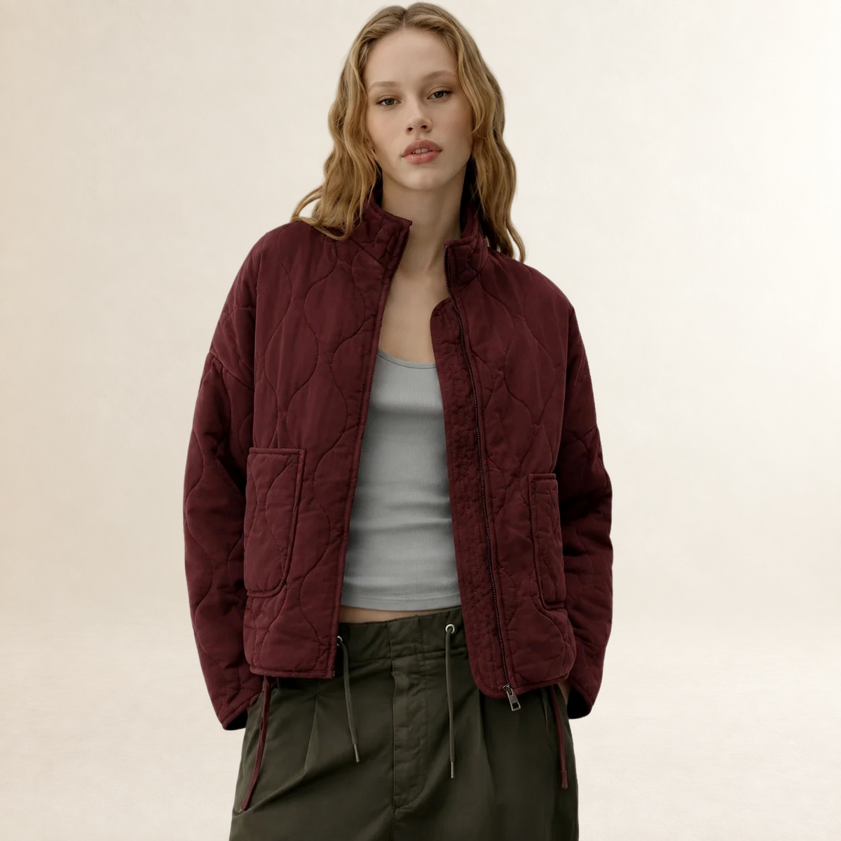 Chaqueta Acolchada para Mujer con Cuello Alto y Bolsillos de Parche - Corte Holgado