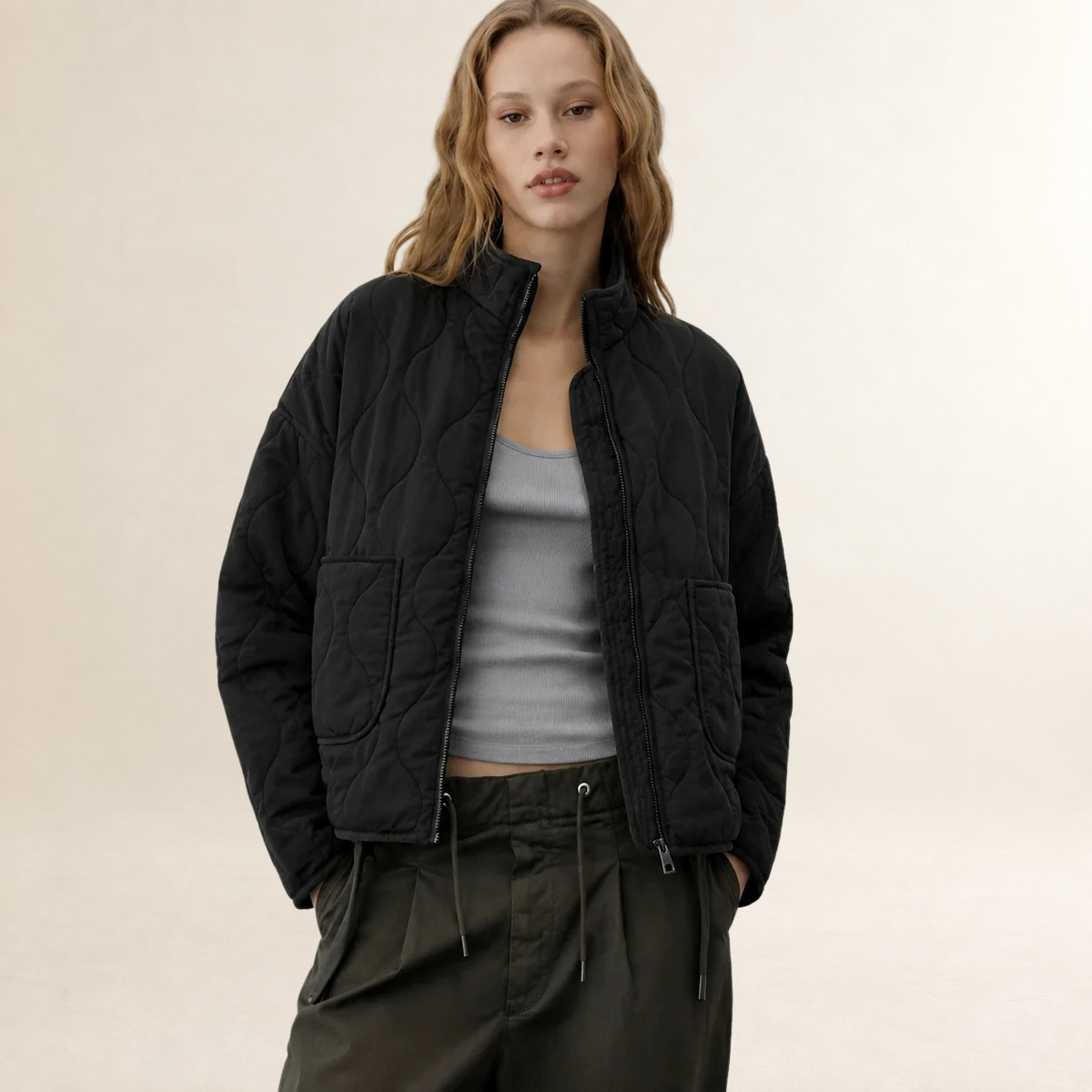 Chaqueta Acolchada para Mujer con Cuello Alto y Bolsillos de Parche - Corte Holgado