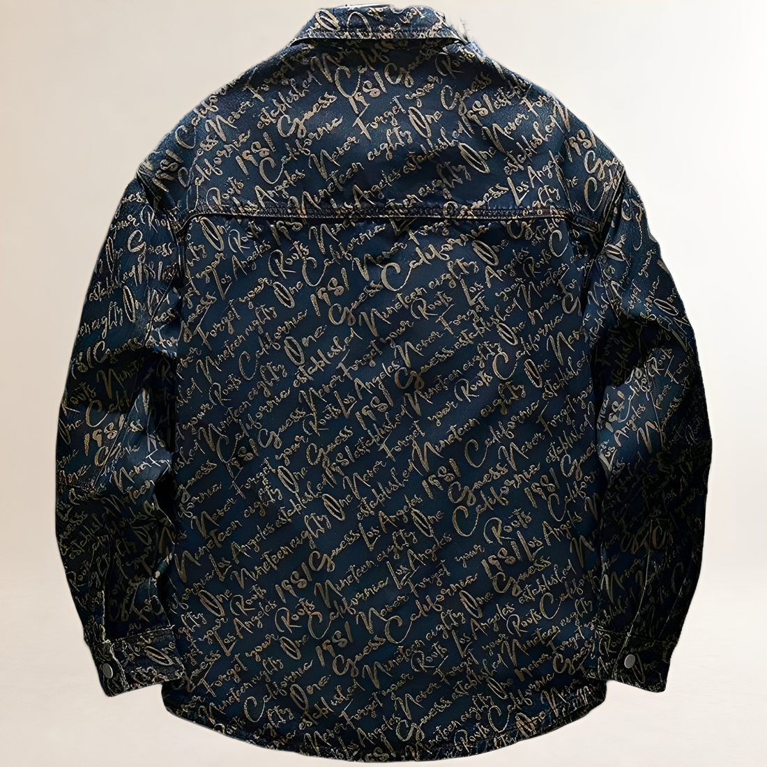 Chaqueta camisa para hombres con bordado de guiones en toda la prenda, cierre frontal de snaps, bolsillos parche en el pecho, corte relajado