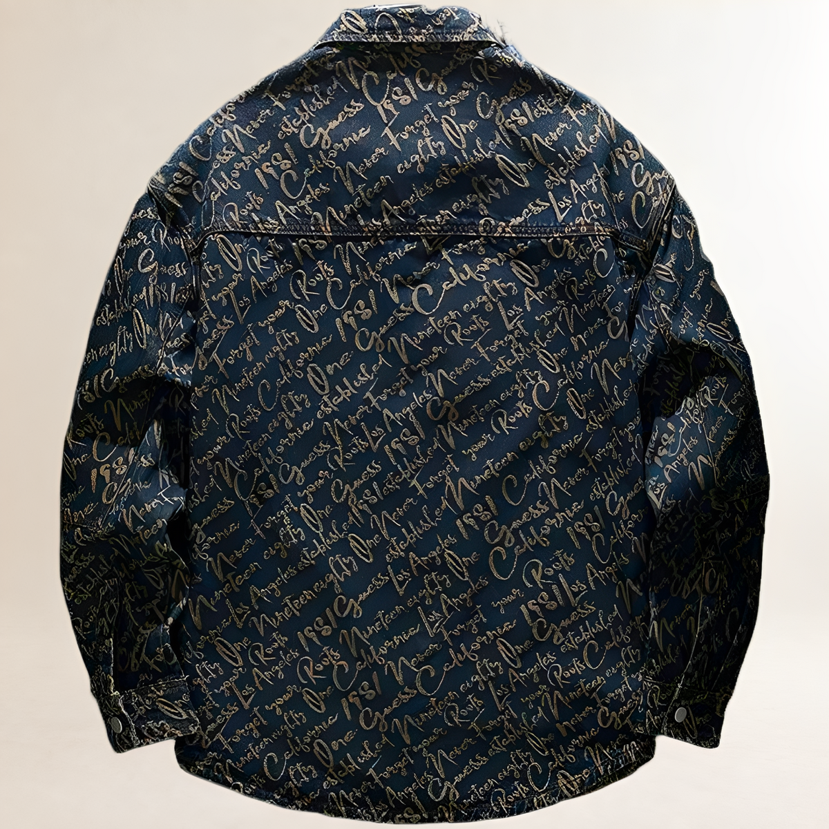 Chaqueta camisa para hombres con bordado de guiones en toda la prenda, cierre frontal de snaps, bolsillos parche en el pecho, corte relajado