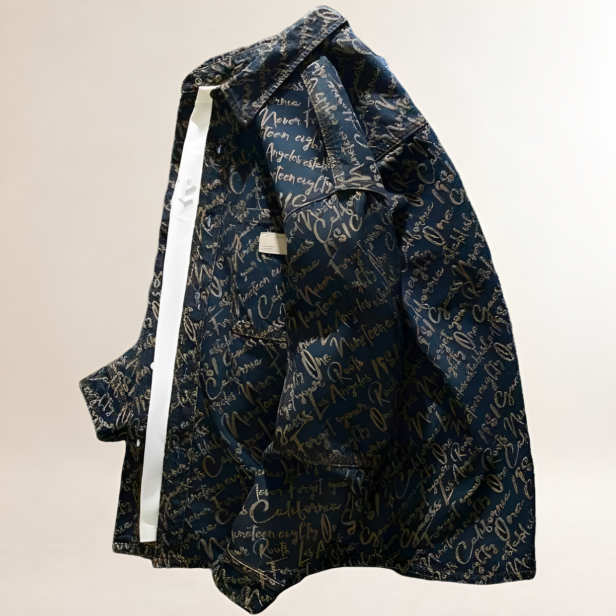 Chaqueta camisa para hombres con bordado de guiones en toda la prenda, cierre frontal de snaps, bolsillos parche en el pecho, corte relajado