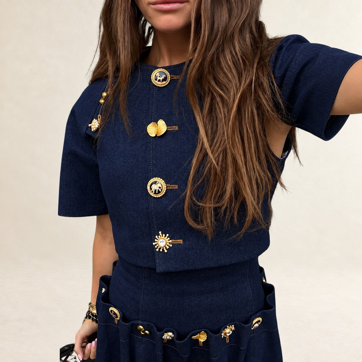 Chaqueta corta para mujer con mangas cortas, botones metálicos delanteros y espalda ajustable con cordón
