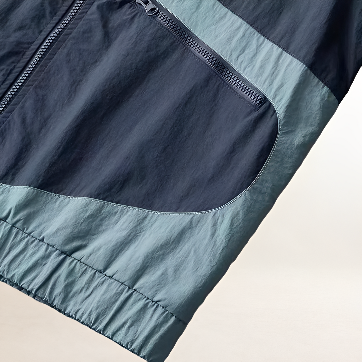 Chaqueta de lluvia para hombre con capucha ajustable y bolsillos con cierre - corte regular