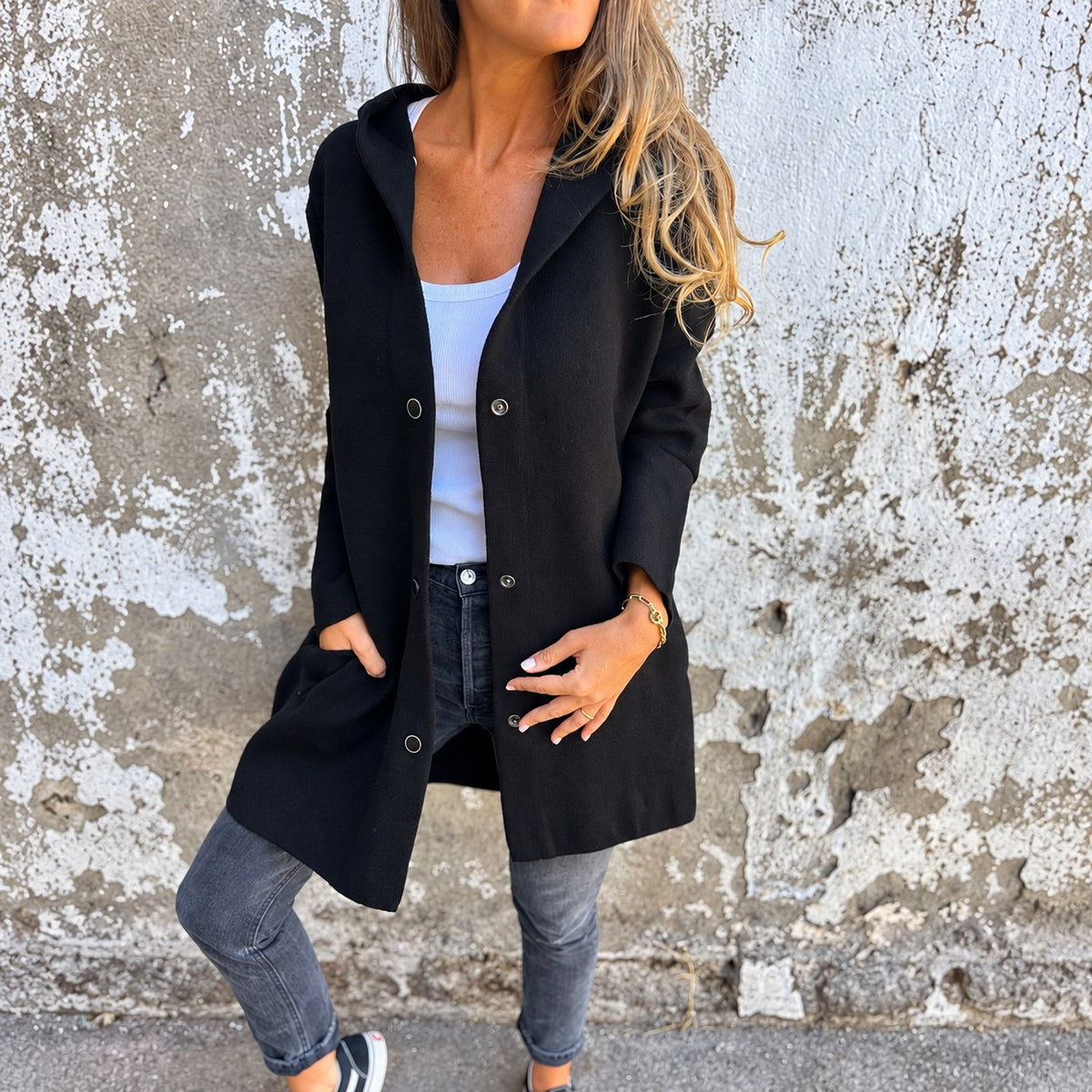 Chaqueta larga con capucha para mujer cierre de botones corte relajado diseño versátil