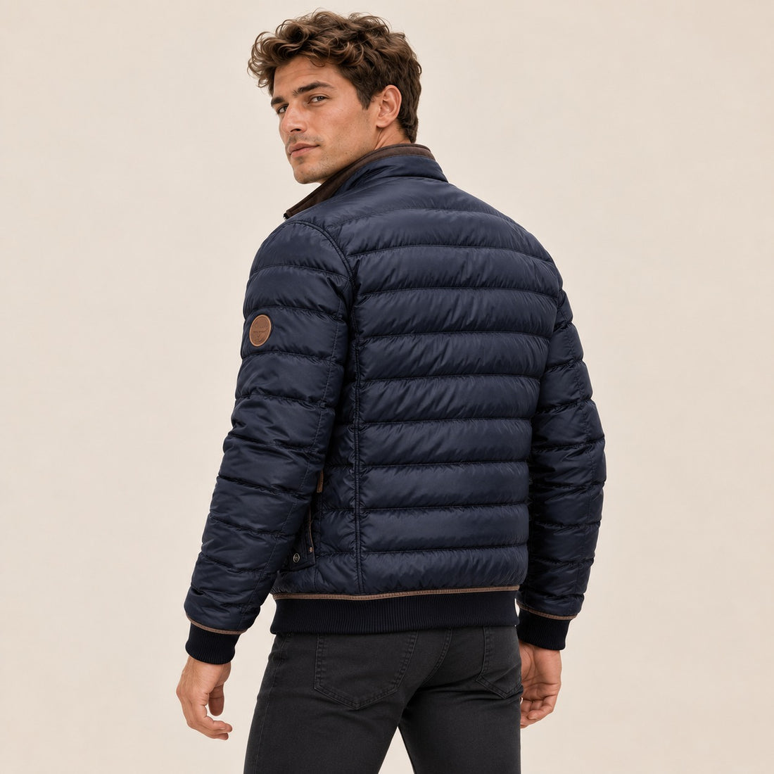 Chaqueta para hombre con diseño acolchado, cuello alto y cierre de cremallera ajustada