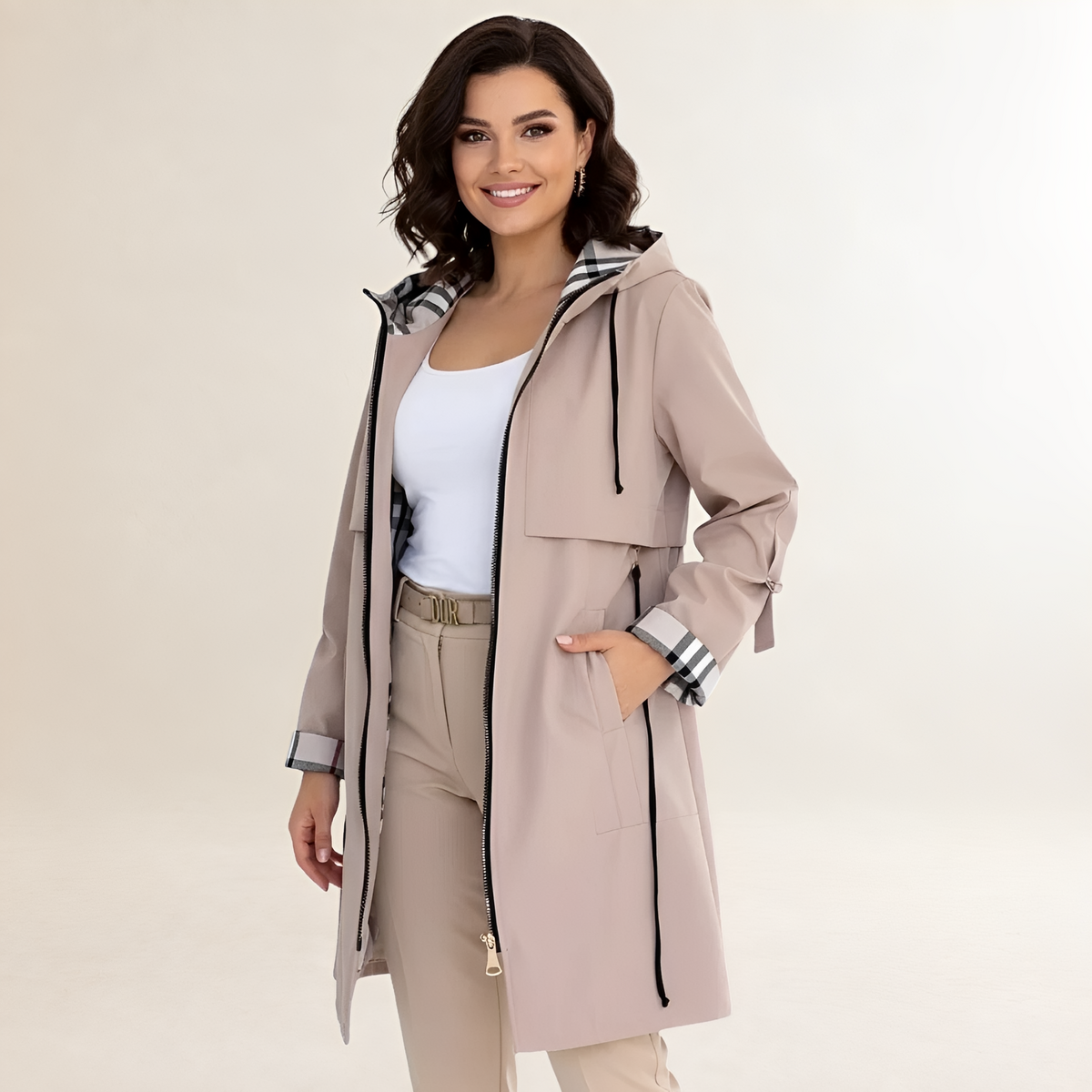 Chaqueta para mujer con capucha ajustable cierre de cremallera corte relajado diseño moderno
