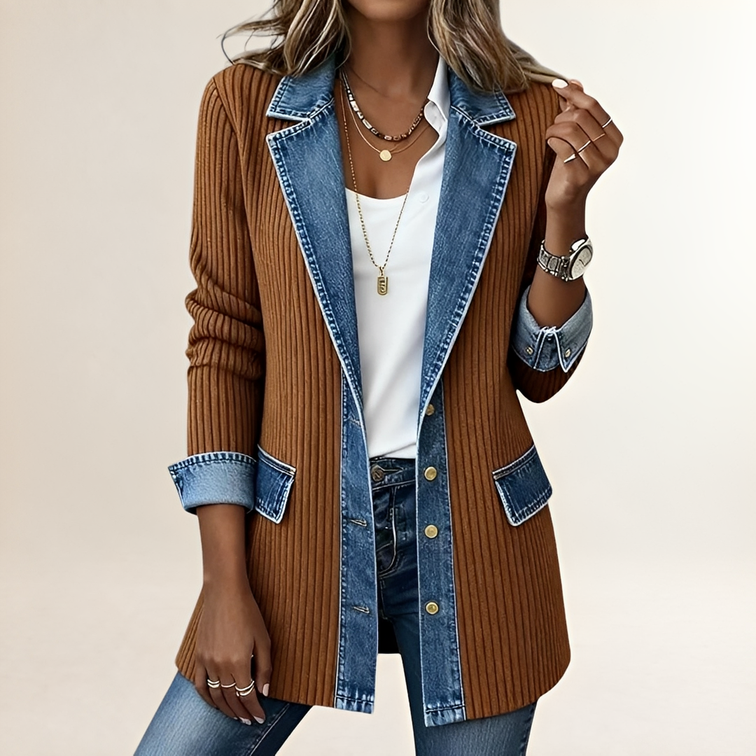 Chaqueta para mujer con corte largo hasta muslo, textura acanalada vertical, solapa en contraste, dos bolsillos con solapa, cierre frontal de botones
