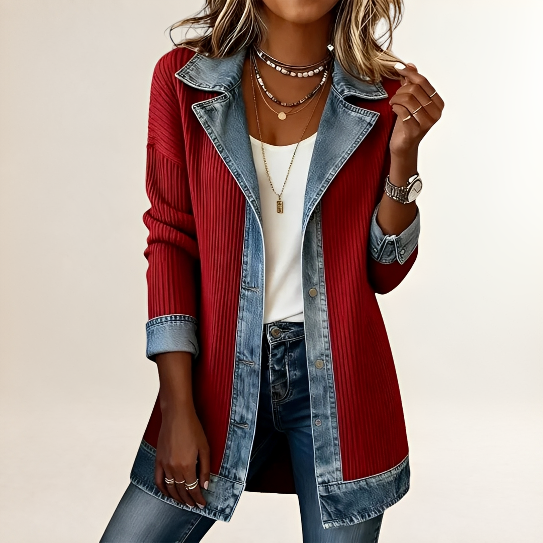 Chaqueta para mujer con corte largo hasta muslo, textura acanalada vertical, solapa en contraste, dos bolsillos con solapa, cierre frontal de botones