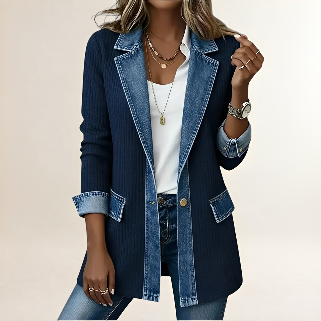 Chaqueta para mujer con corte largo hasta muslo, textura acanalada vertical, solapa en contraste, dos bolsillos con solapa, cierre frontal de botones