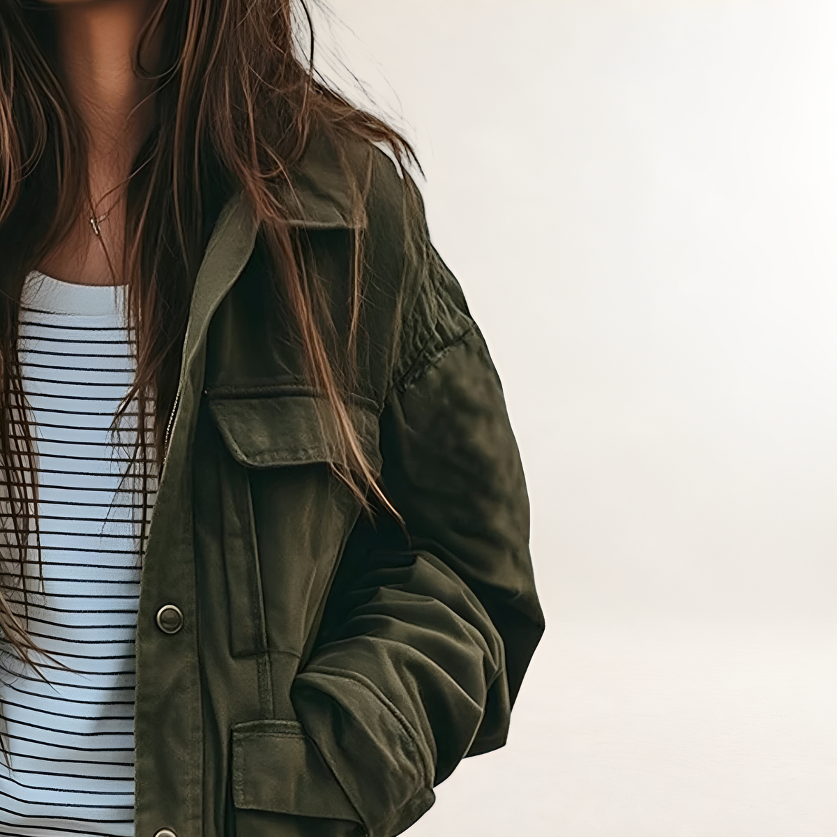 Chaqueta utilitaria para mujer con diseño militar, capucha y bolsillos