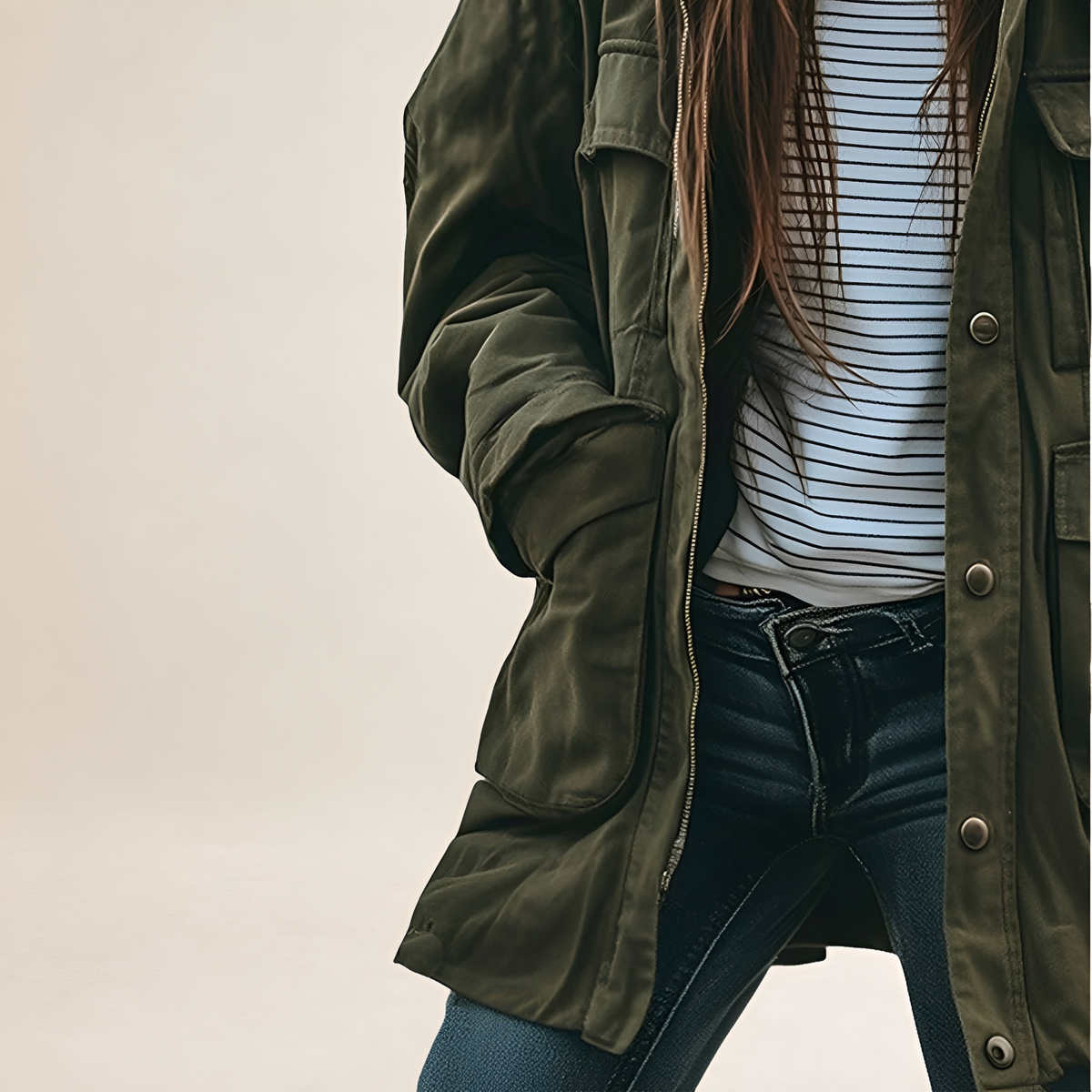 Chaqueta utilitaria para mujer con diseño militar, capucha y bolsillos