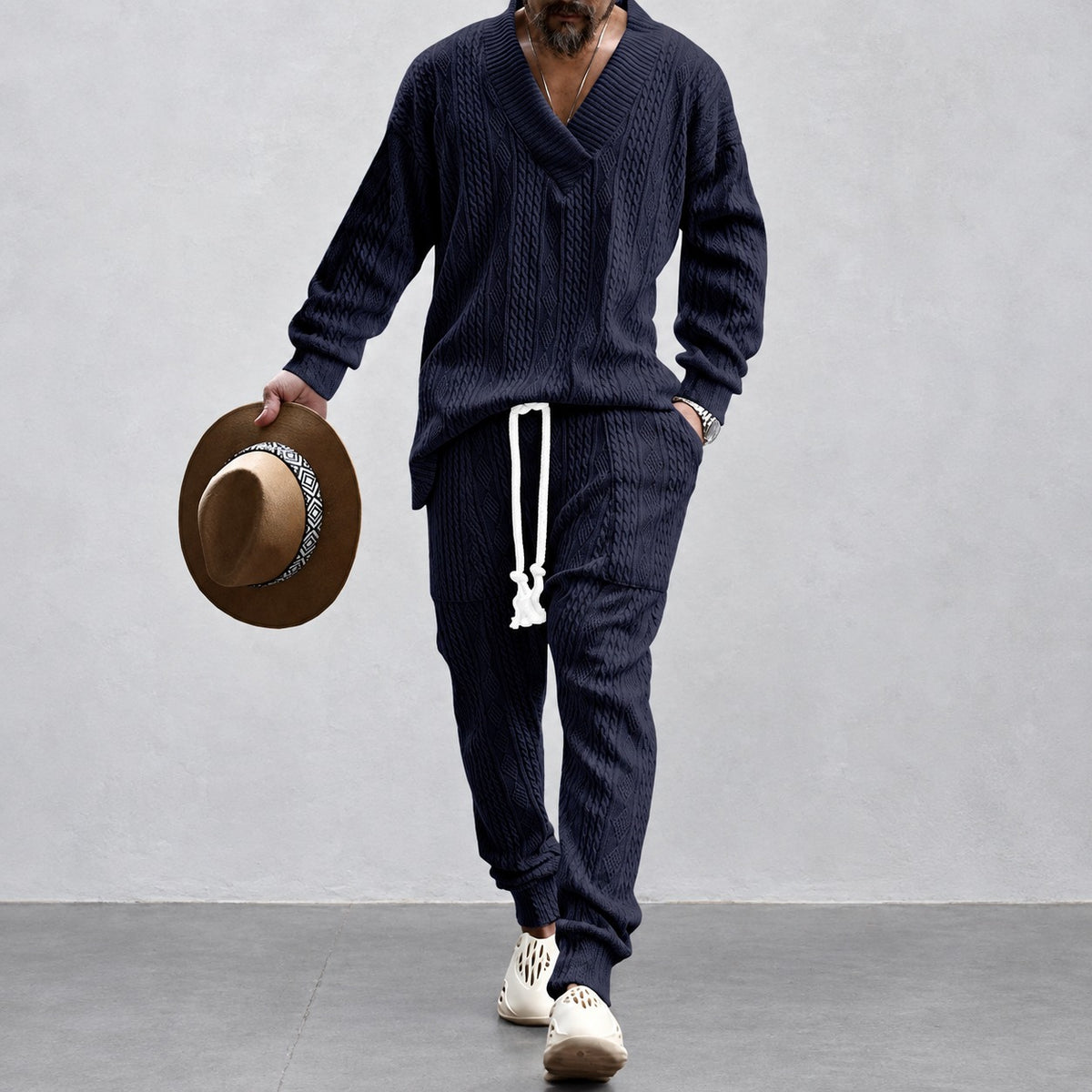 Conjunto athleisure para hombre con camiseta de manga larga con escote en V y pantalones con cordón