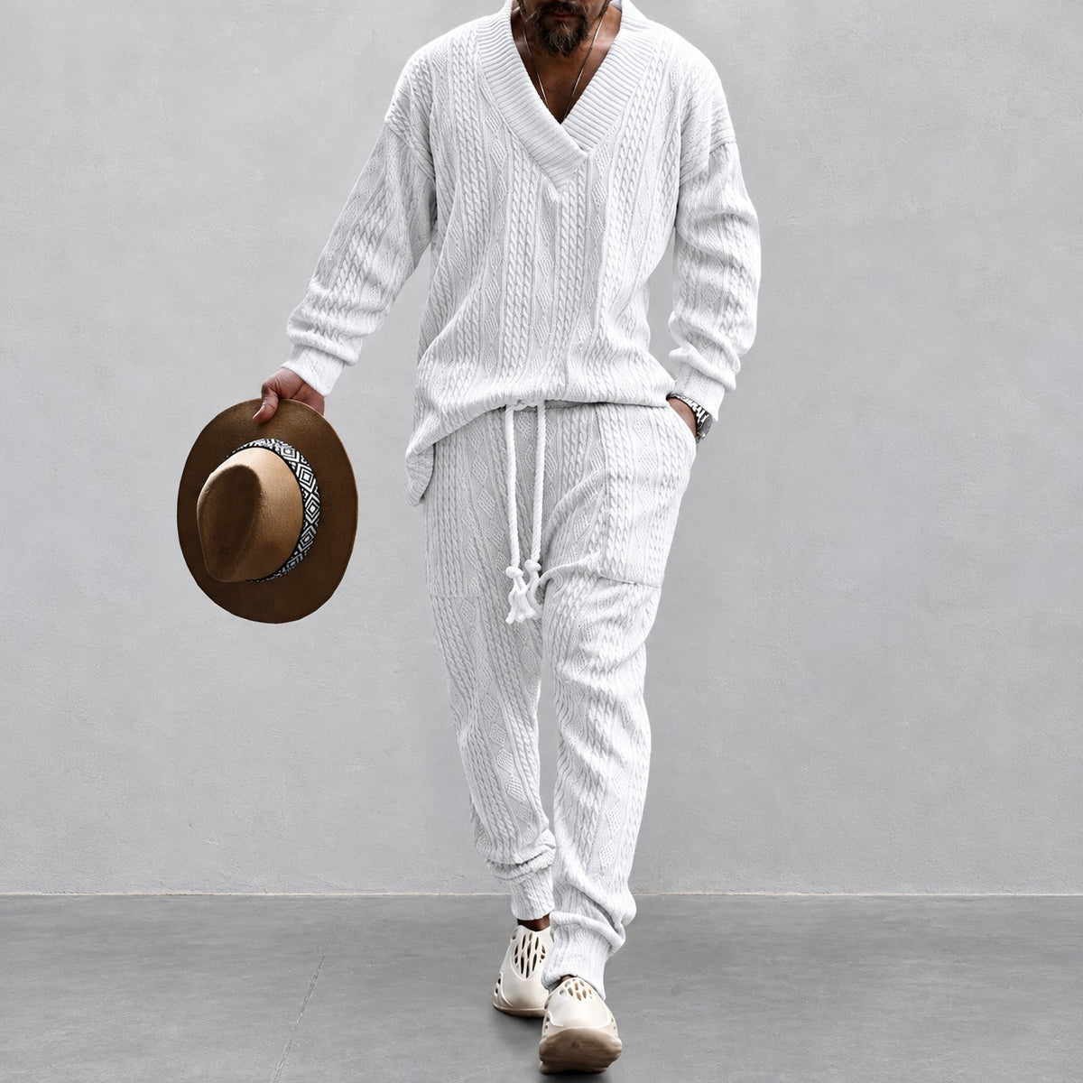 Conjunto athleisure para hombre con camiseta de manga larga con escote en V y pantalones con cordón