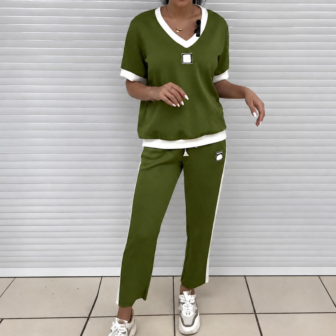 Conjunto de blusa de mujer con escote en V y pantalones rectos - Diseño en bloques de color, ajuste relajado