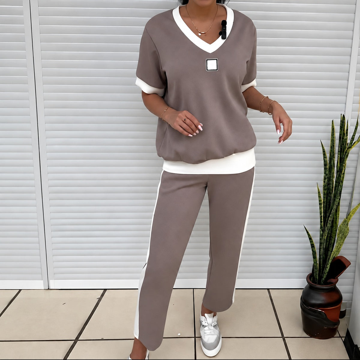 Conjunto de blusa de mujer con escote en V y pantalones rectos - Diseño en bloques de color, ajuste relajado