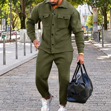 Conjunto hombre con chaqueta casual de botones y pantalones jogger con bolsillos