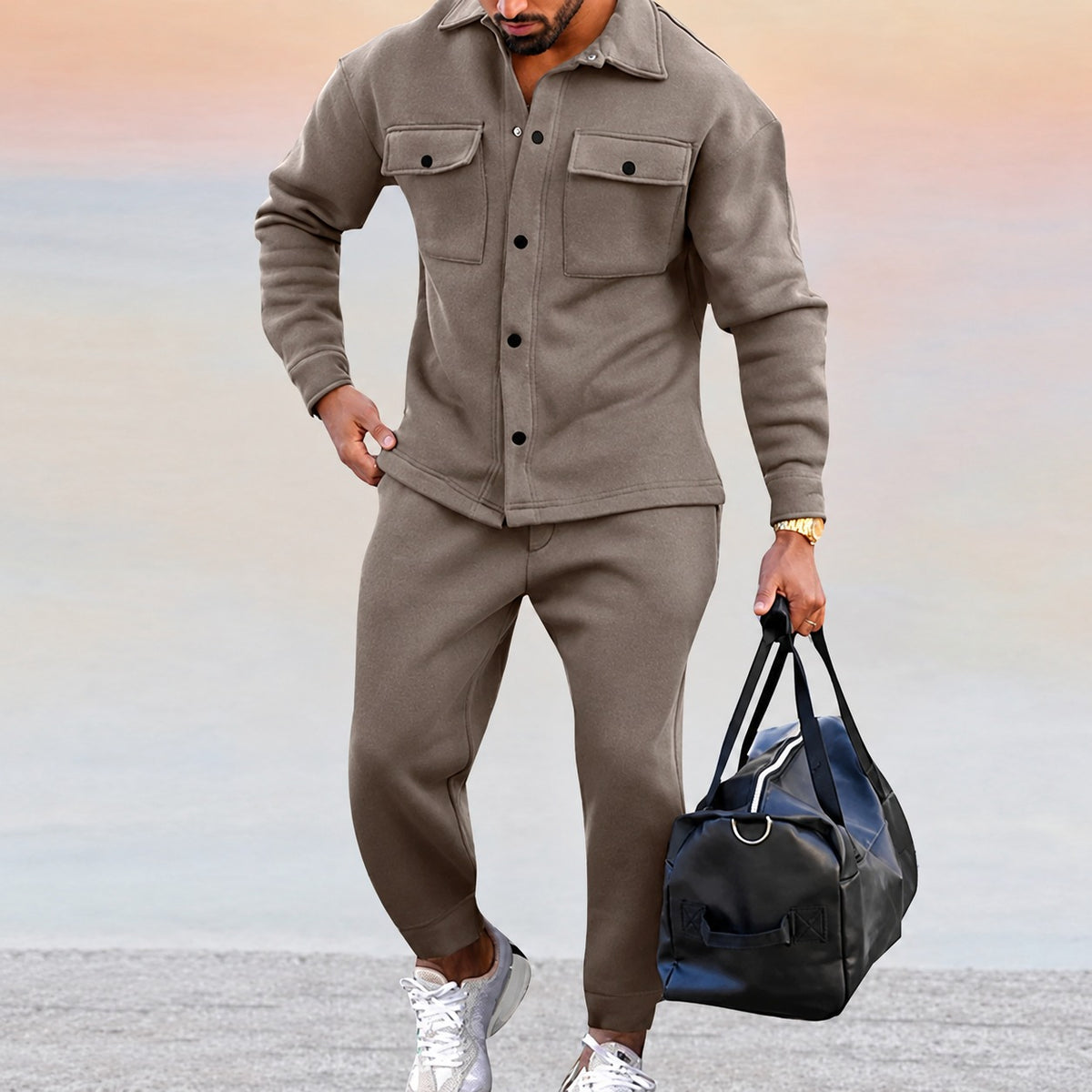 Conjunto hombre con chaqueta casual de botones y pantalones jogger con bolsillos