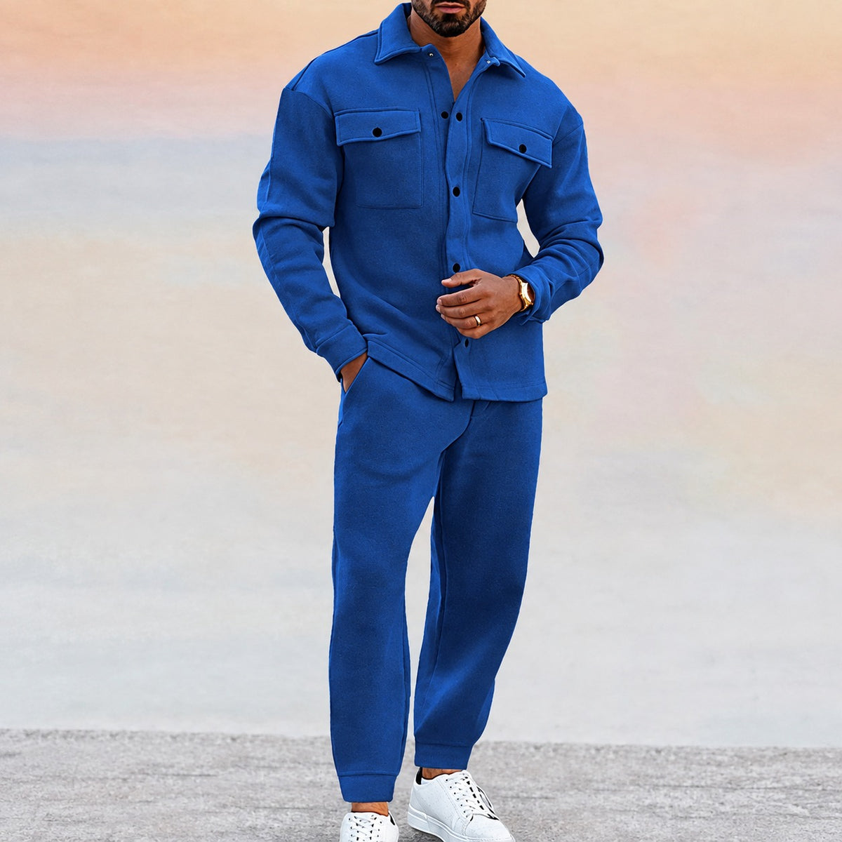 Conjunto hombre con chaqueta casual de botones y pantalones jogger con bolsillos