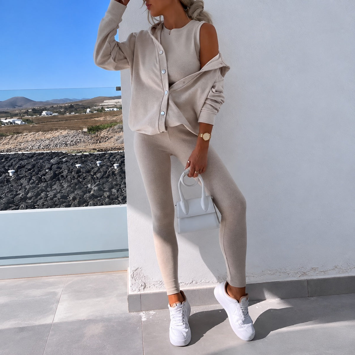 Conjunto mujer con chaqueta de manga larga con cierre de botones y leggings ajustados