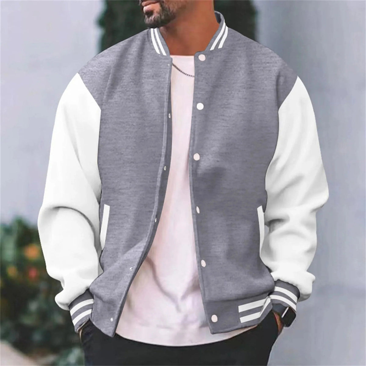 Hombres Chaqueta bomber varsity con cierre de snaps y mangas contrastadas