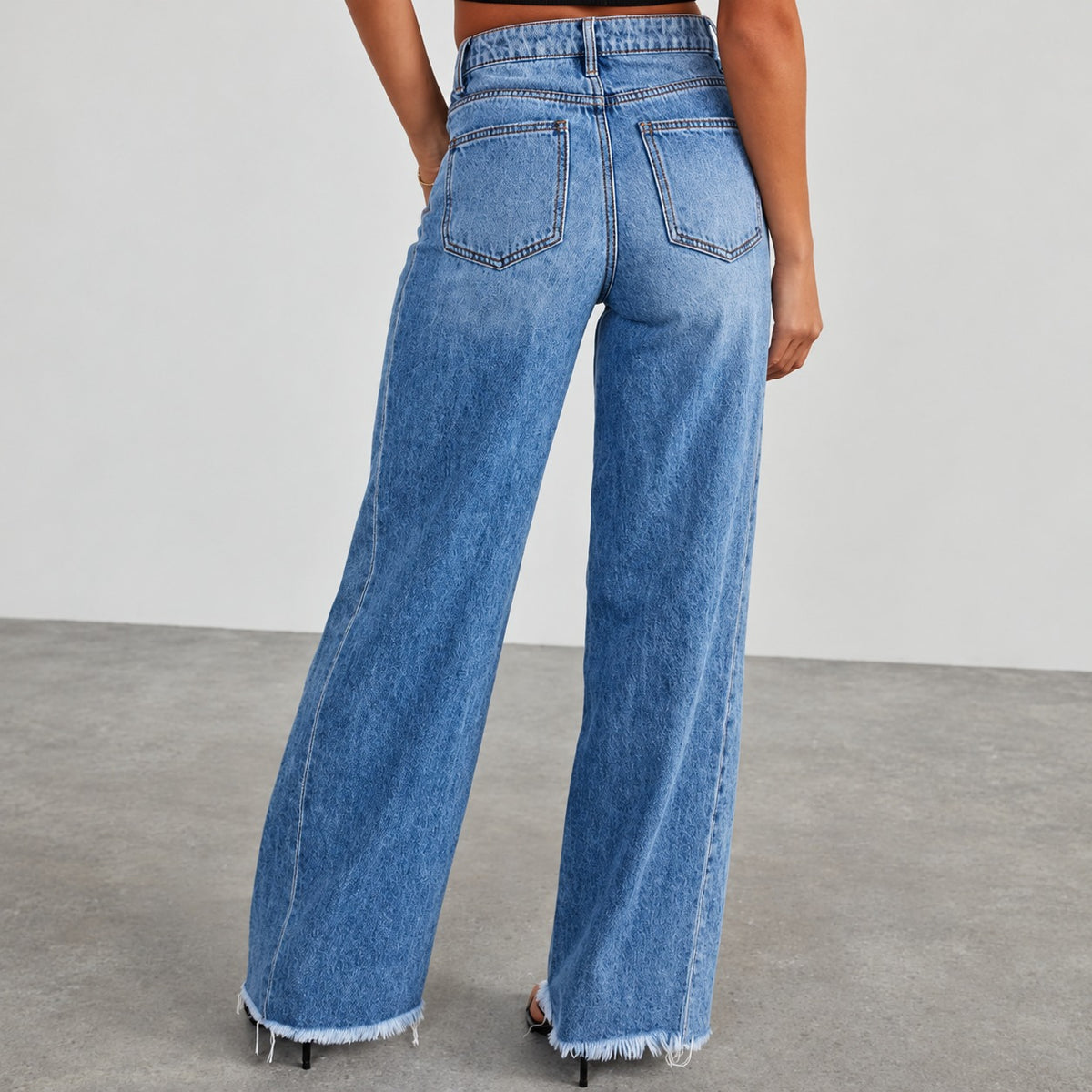 Jeans de mujer de pierna ancha de tiro alto con dobladillo desgastado