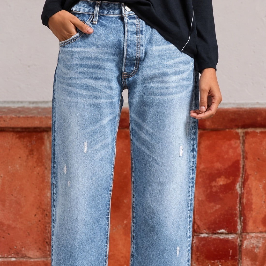 Jeans rectos para mujer con diseño desgastado, dobladillo deshilachado y ajuste relajado