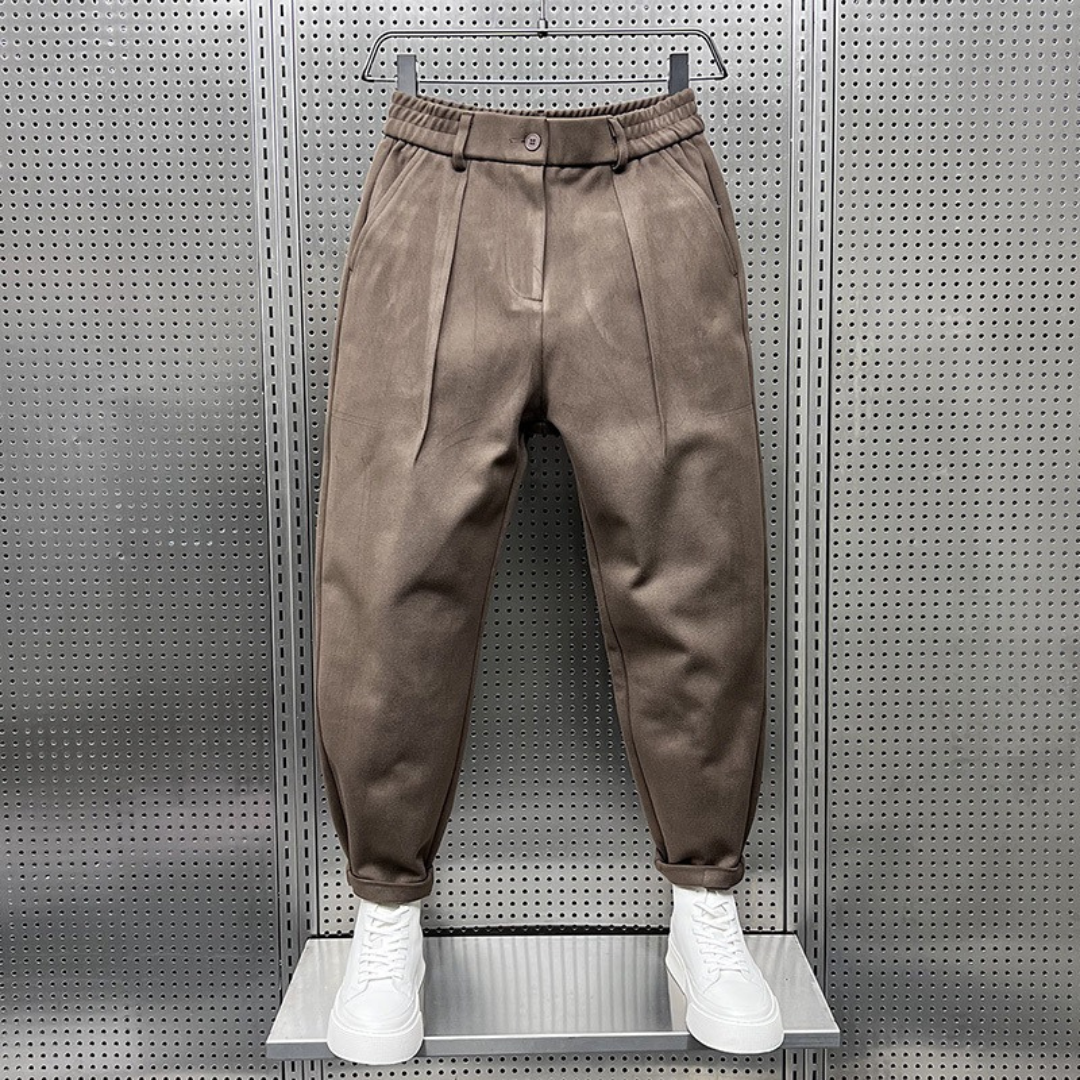 Pantalones rectos de hombre con pliegues frontales y cintura elástica, bolsillos laterales