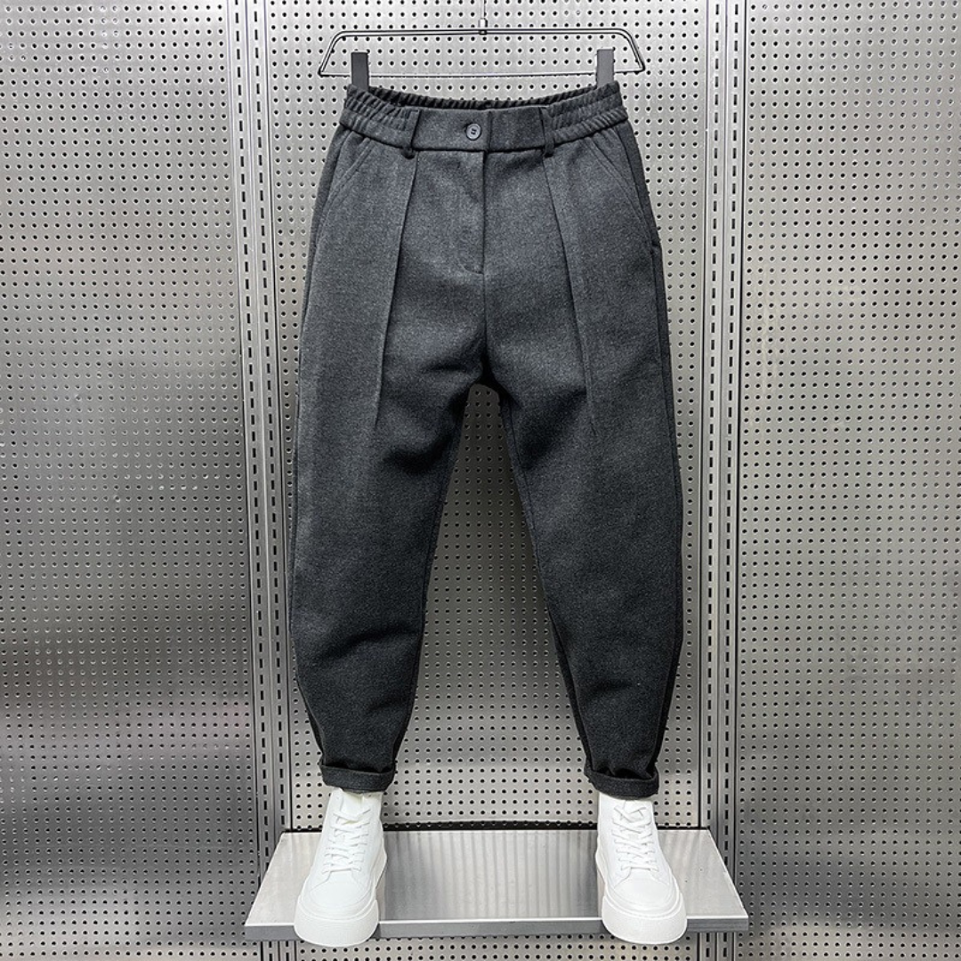 Pantalones rectos de hombre con pliegues frontales y cintura elástica, bolsillos laterales