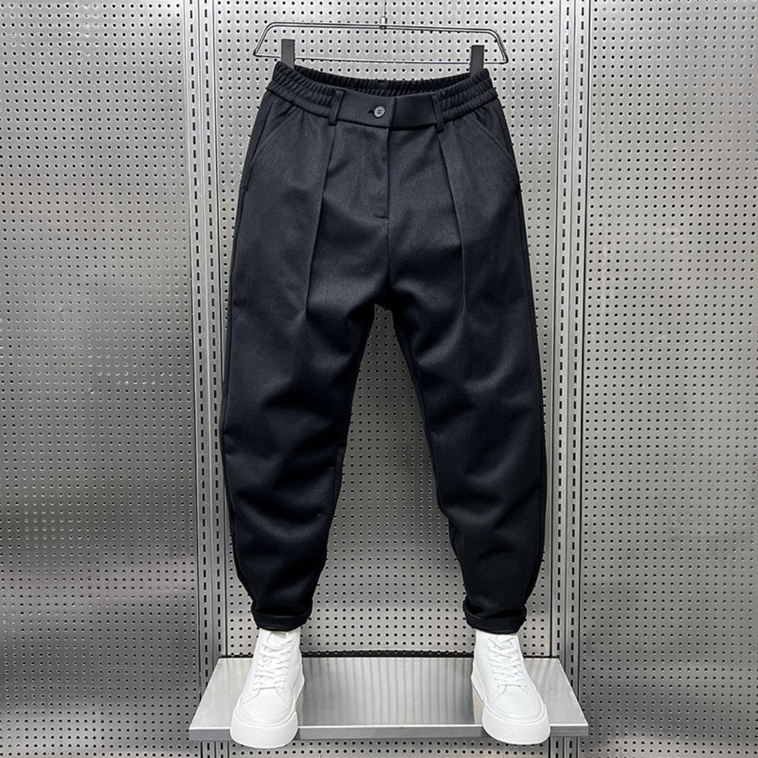 Pantalones rectos de hombre con pliegues frontales y cintura elástica, bolsillos laterales