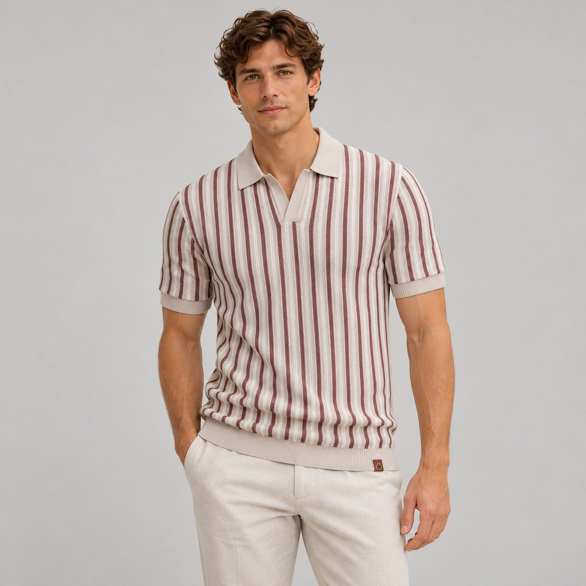 Polo hombre de manga corta con escote en V y diseño a rayas