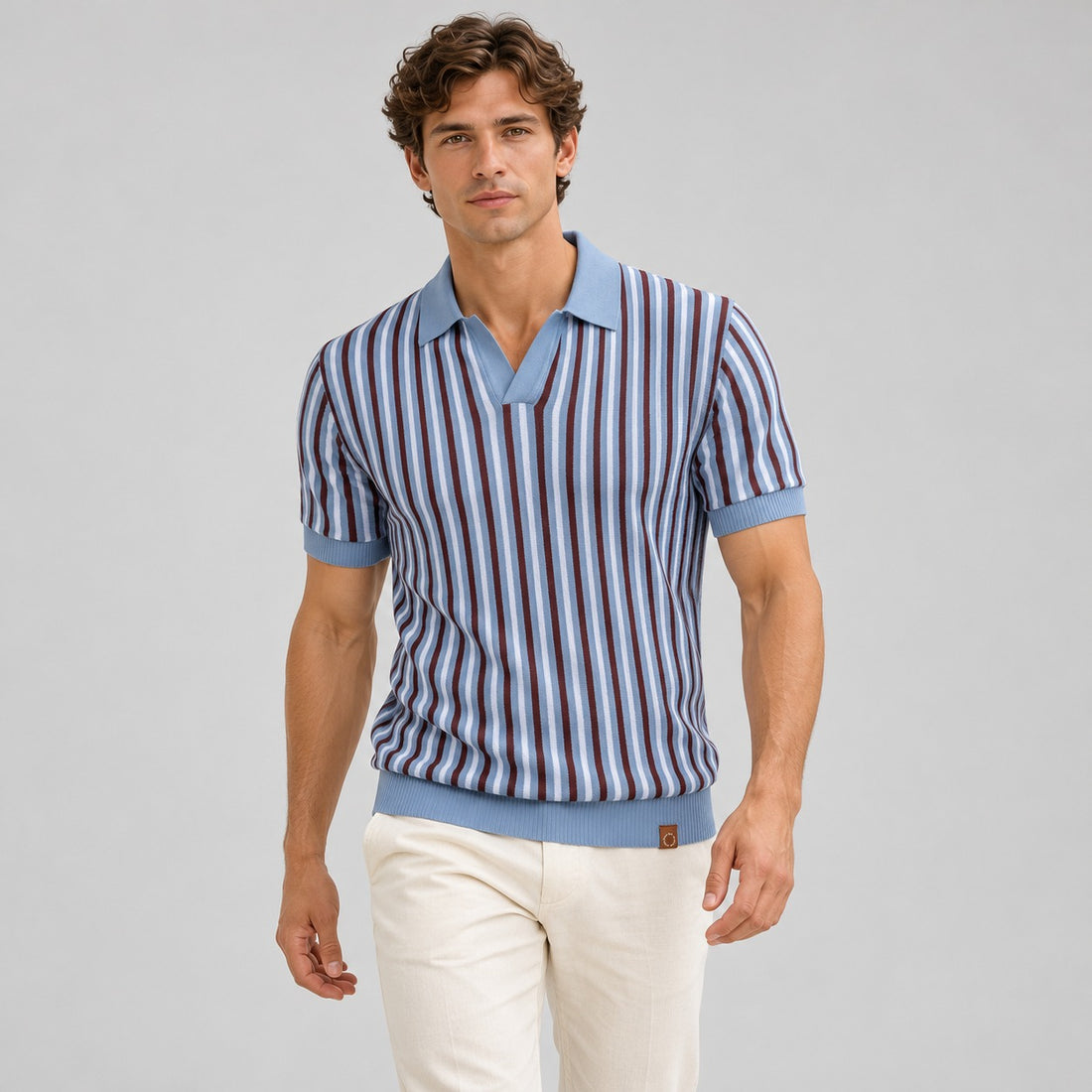 Polo hombre de manga corta con escote en V y diseño a rayas
