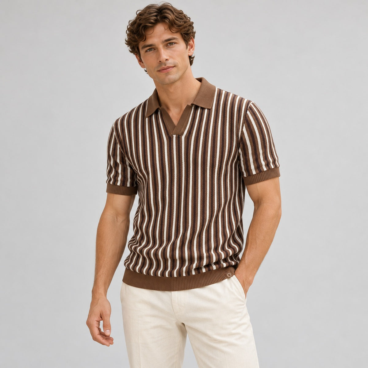 Polo hombre de manga corta con escote en V y diseño a rayas