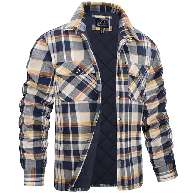 Sobrecamisa de cuadros para hombre con forro, bolsillos en el pecho y cuello abotonado, ideal para uso casual y actividades al aire libre.