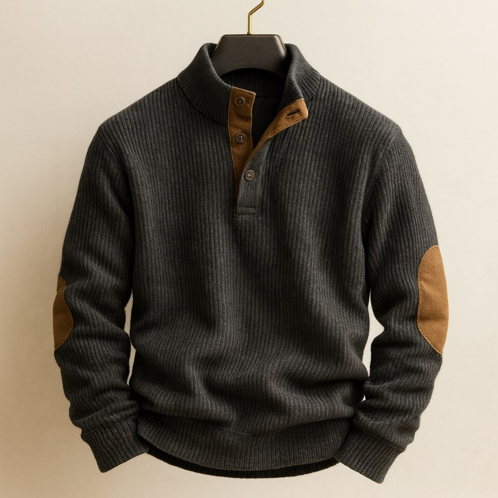 Suéter masculino con botonera y cuello alto, mangas raglán y parches en codos