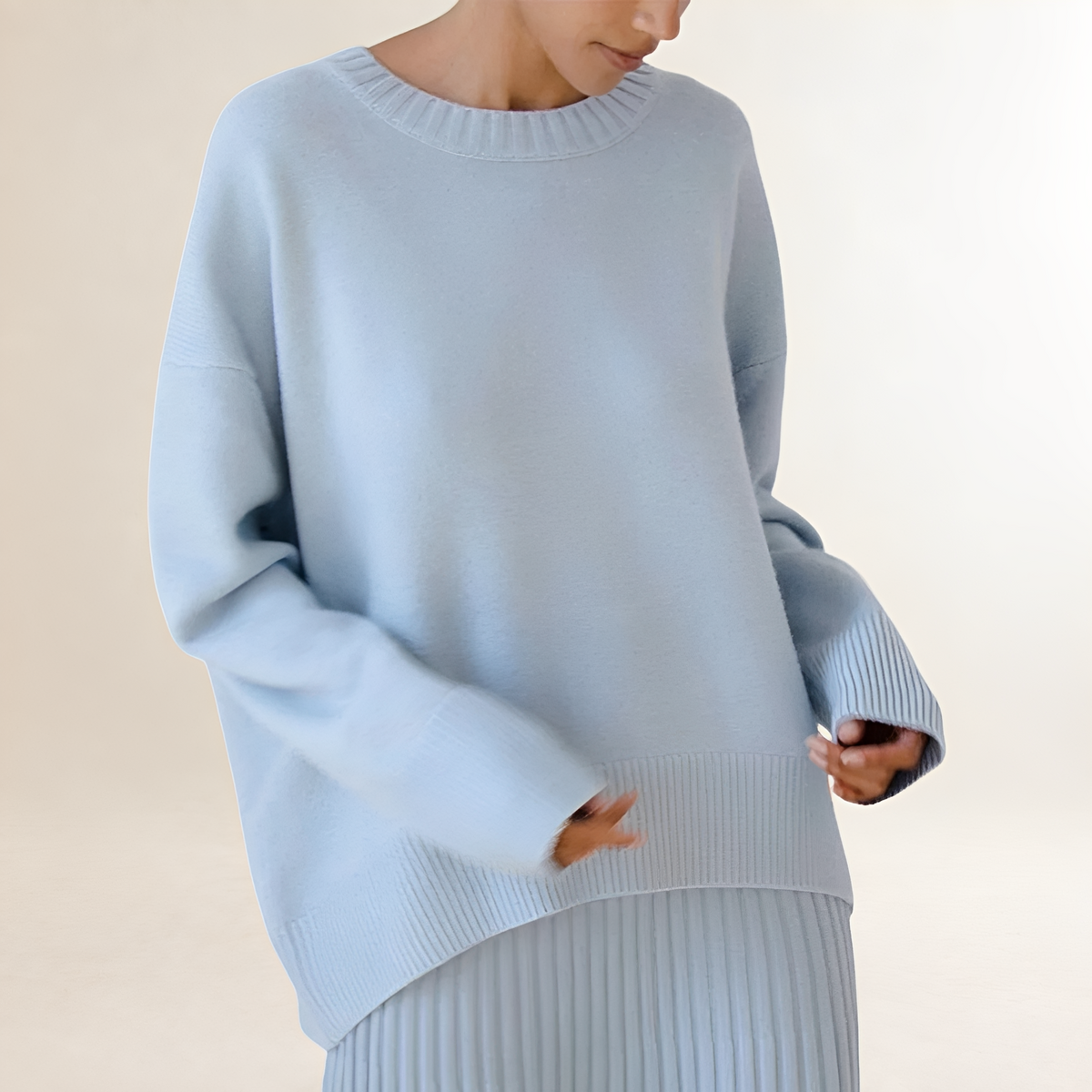 Suéter mujer de corte oversize con cuello redondo y mangas largas
