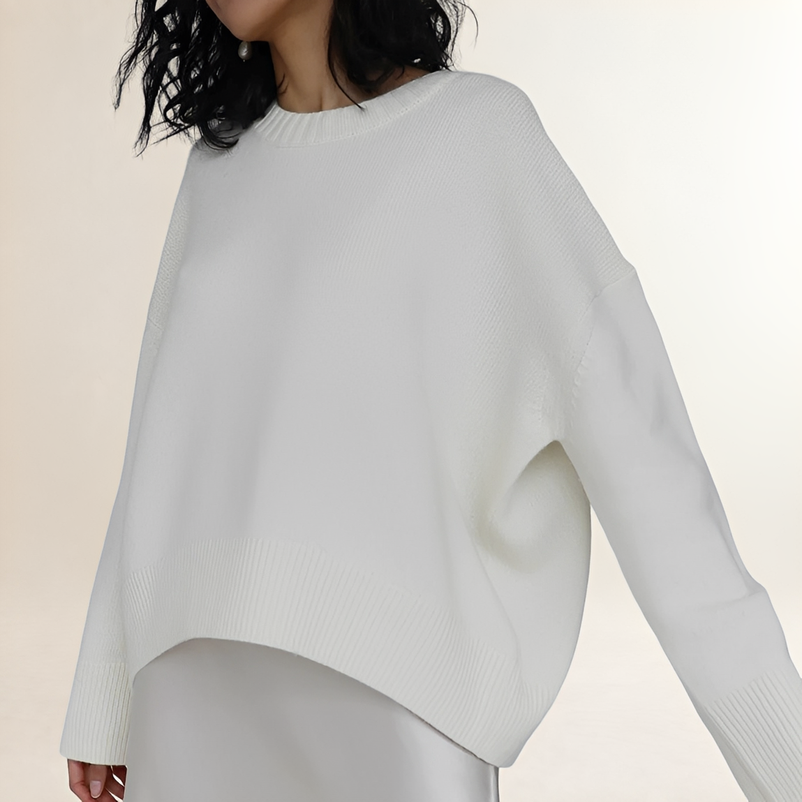 Suéter mujer de corte oversize con cuello redondo y mangas largas