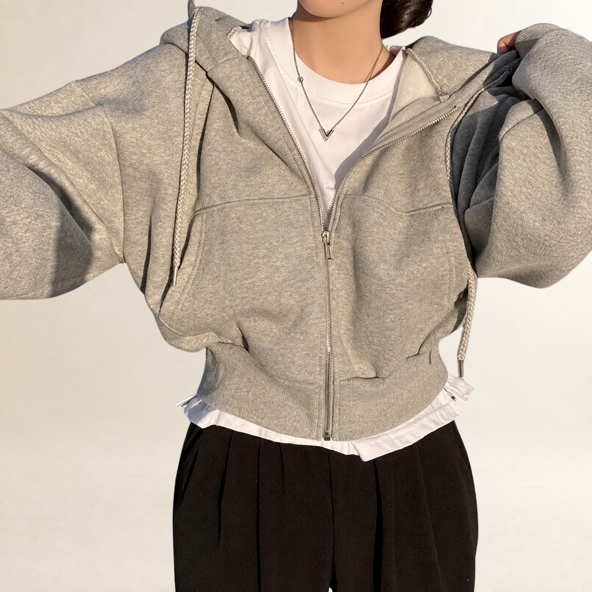 Sudadera con capucha mujer corta con cremallera y ajuste relajado - estilo athleisure