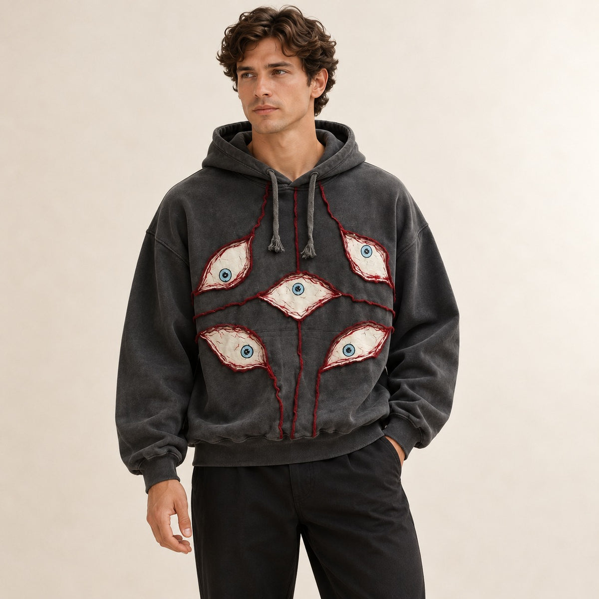Sudadera con capucha para hombre - corte corto oversize con apliques de parches ojo y capucha con cordón