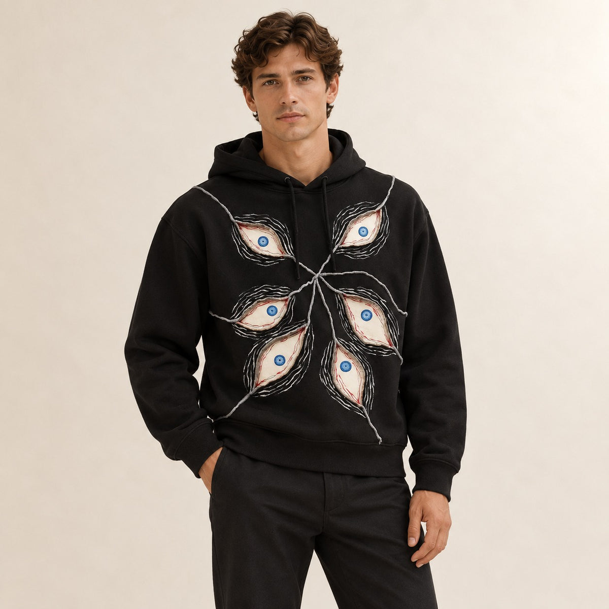 Sudadera con capucha para hombre - corte corto oversize con apliques de parches ojo y capucha con cordón