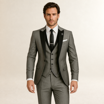 Traje de tres piezas para hombre ajustado con solapas en pico y chaleco con cadena decorativa