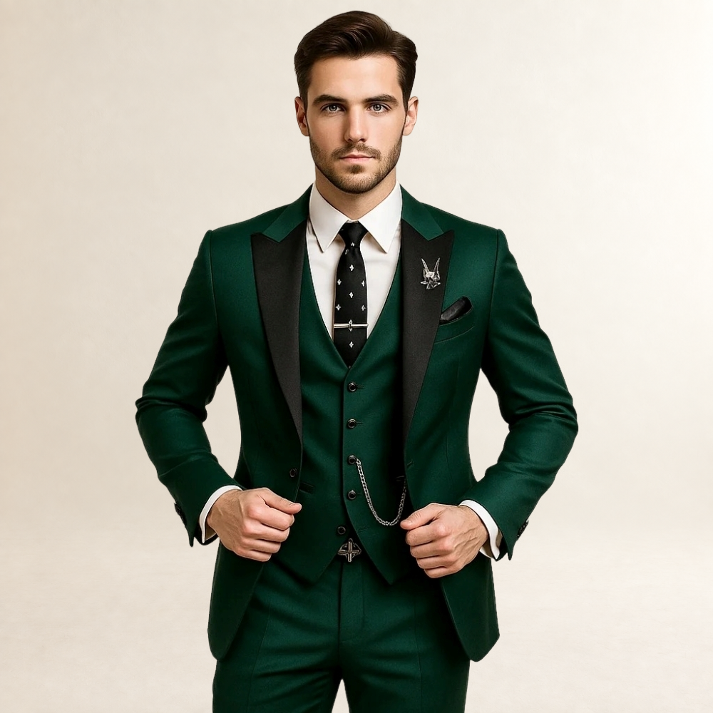 Traje de tres piezas para hombre ajustado con solapas en pico y chaleco con cadena decorativa