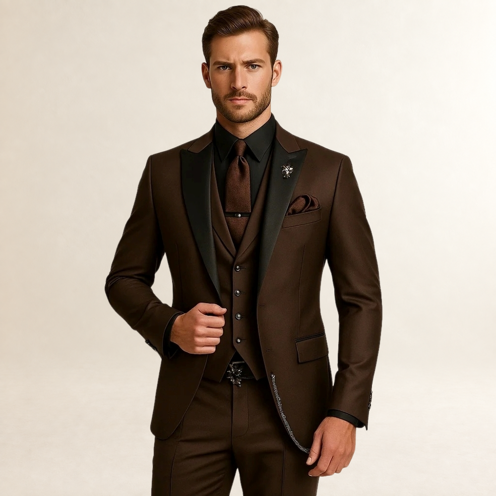 Traje de tres piezas para hombre ajustado con solapas en pico y chaleco con cadena decorativa