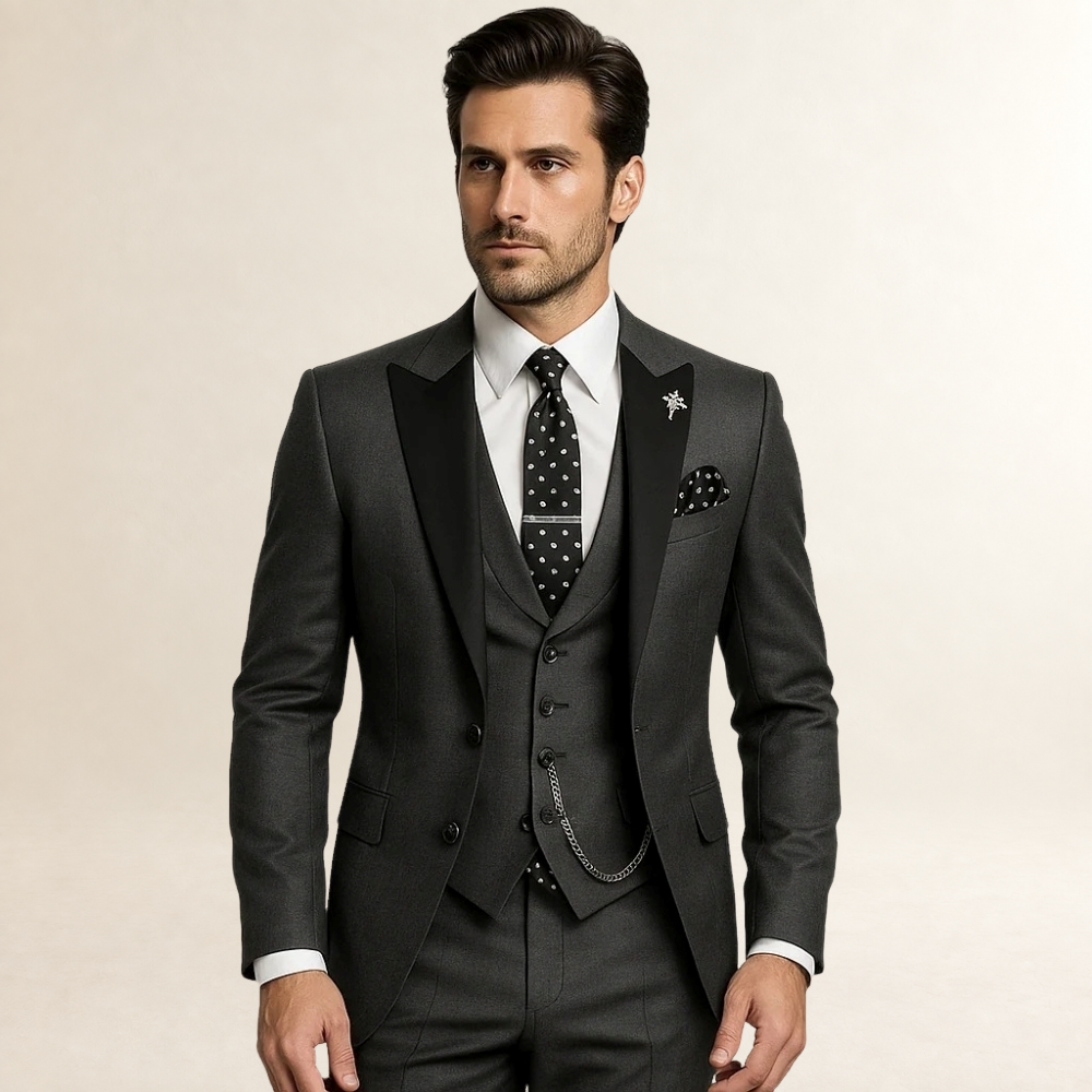 Traje de tres piezas para hombre ajustado con solapas en pico y chaleco con cadena decorativa